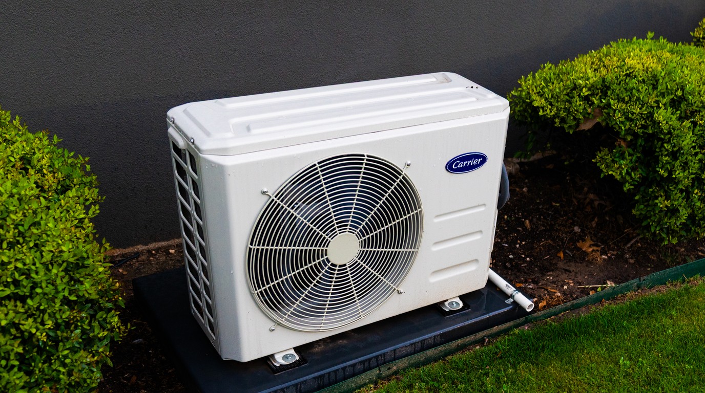 Ductless Mini-Splits vs. Central Ducted Heat Pumps in 2026: Multi-Zone Inverter Turndown Ratios, Static Pressure Duct Loss & Sub-Zero Operating COP