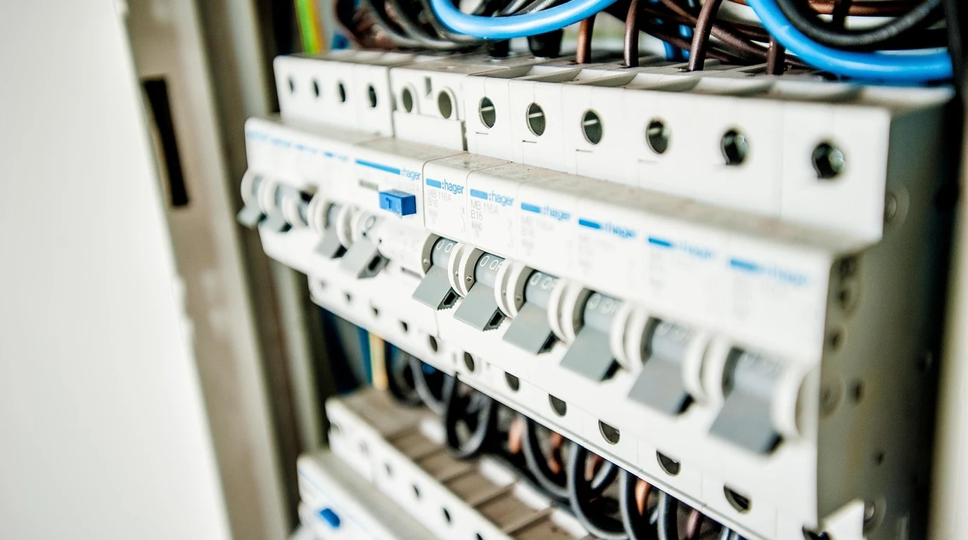 el_oct26_ed3_leviton-smart-panel-vs-span-el