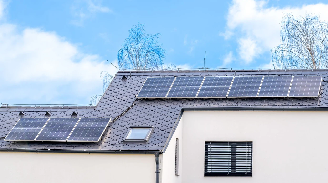 el_oct27_ed2_bifacial-solar-panels-resident